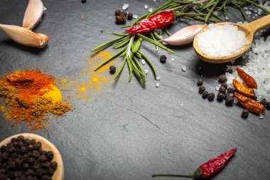 baharat ve otlar üzerinde siyah taş zemin, kopya alanı ile Üstten Görünüm