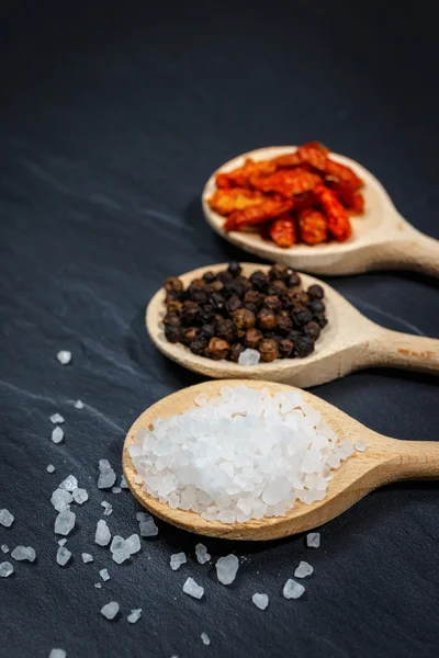 Chili mit schwarzem Pfeffer und Salz auf rustikalem Steingrund. Overhead Ansicht Lebensmittel Fotografie. — Stockfoto