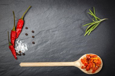 Biber karabiber ve tuz rustik taş zemin üzerine. Havai görünümü gıda fotoğrafçılığı.