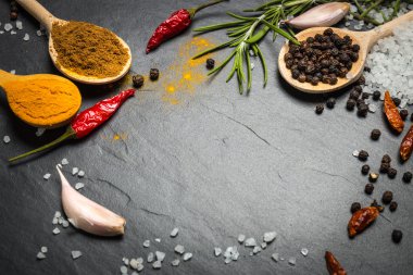 baharat ve otlar üzerinde siyah taş zemin, kopya alanı ile Üstten Görünüm