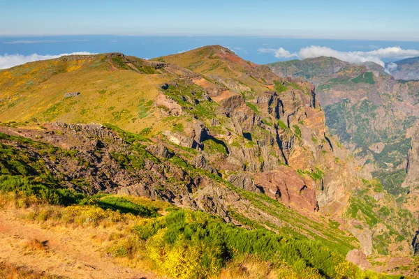 Pico Ruivo e Pico do Areeiro, bela paisagem montanhosa, Madeira central, Portugal — Fotografia de Stock