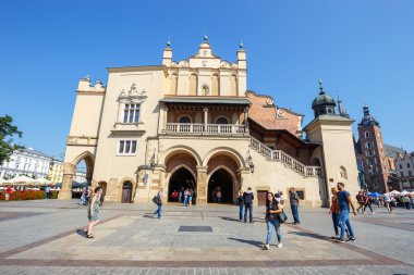 Krakow, Polonya - 16 Eylül 2016: The Grand Central Square da Cloth Hall, Krakow, Polonya bilinen Rönesans Sukiennice önünde bir yaz günde zevk turist