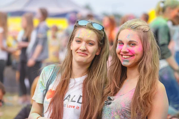 Cracovia, Polonia, 11 de junio de 2016: Festival de Colores en Cracovia. Personas no identificadas bailando y celebrando durante el lanzamiento de color, Polonia —  Fotos de Stock