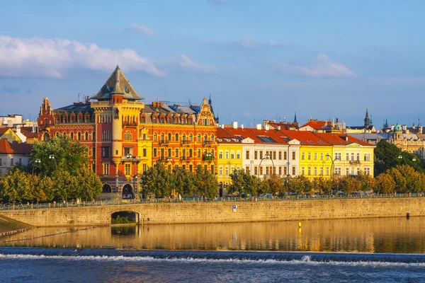 Praga, Repubblica Ceca, 19 settembre 2011: Vista serale sul centro storico di Praga sopra il fiume Moldava, Cechia — Foto Stock