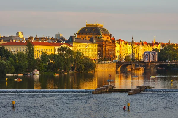 Прага, Чехия, 19 сентября 2011 г.: Вечерний вид на исторический центр Праги над рекой Влтавой, Чехия — стоковое фото