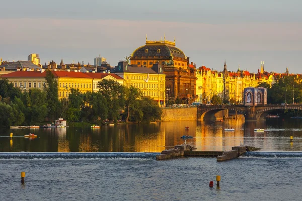 Praga, República Checa, 19 de septiembre de 2011: Vista nocturna del centro histórico de Praga sobre el río Moldava, Chequia — Foto de Stock