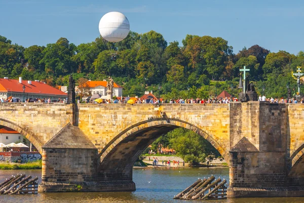 Praha, Česká republika, 20 září 2011: pohled na Pražský hrad z Karlova mostu přes řeku Vltavu v Praze, Česká republika — Stock fotografie