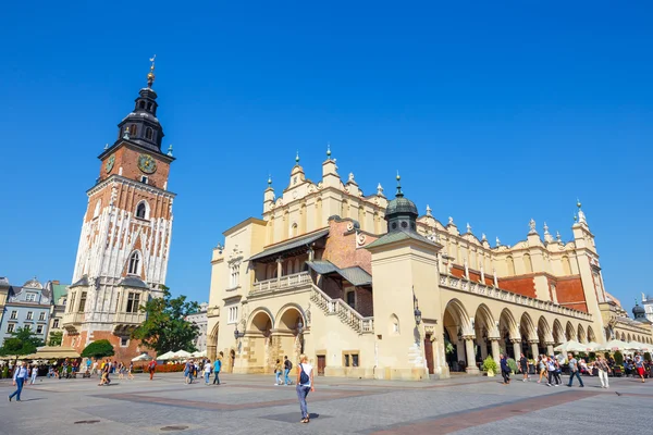 KRAKOW, POLONIA - 16 de septiembre de 2016: Los turistas disfrutan de un día de verano en la Grand Central Square frente al Renaissance Sukiennice también conocido como The Cloth Hall, Cracovia, Polonia — Foto de Stock