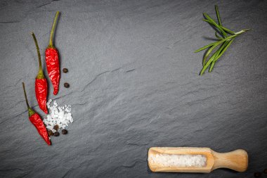 Biber karabiber ve tuz rustik taş zemin üzerine. Havai görünümü gıda fotoğrafçılığı.
