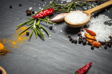 baharat ve otlar üzerinde siyah taş zemin, kopya alanı ile Üstten Görünüm