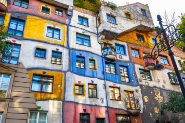 Vienna, Avusturya - 14 Ekim 2016: Huntdertwarsser cephe Viyana evde. Hundertwasser Evi Viyana'nın en çok ziyaret edilen binalardan biridir ve Avusturya'nın kültürel mirasın bir parçası haline gelmiştir