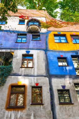 Vienna, Avusturya - 14 Ekim 2016: Huntdertwarsser cephe Viyana evde. Hundertwasser Evi Viyana'nın en çok ziyaret edilen binalardan biridir ve Avusturya'nın kültürel mirasın bir parçası haline gelmiştir