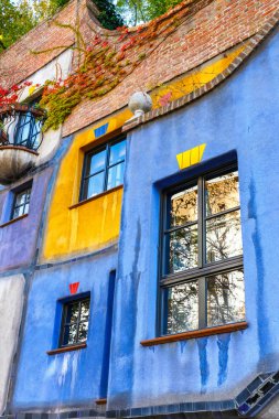 Vienna, Avusturya - 14 Ekim 2016: Huntdertwarsser cephe Viyana evde. Hundertwasser Evi Viyana'nın en çok ziyaret edilen binalardan biridir ve Avusturya'nın kültürel mirasın bir parçası haline gelmiştir