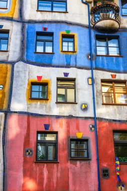 Vienna, Avusturya - 14 Ekim 2016: Huntdertwarsser cephe Viyana evde. Hundertwasser Evi Viyana'nın en çok ziyaret edilen binalardan biridir ve Avusturya'nın kültürel mirasın bir parçası haline gelmiştir