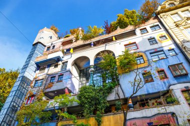 Vienna, Avusturya - 14 Ekim 2016: Huntdertwarsser cephe Viyana evde. Hundertwasser Evi Viyana'nın en çok ziyaret edilen binalardan biridir ve Avusturya'nın kültürel mirasın bir parçası haline gelmiştir