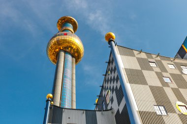 Vienna, Avusturya - 15 Ekim 2016: Ölü yakma tesisi Viyana'da ünlü Avusturyalı mimar Friedensreich Hundertwasser tarafından inşa
