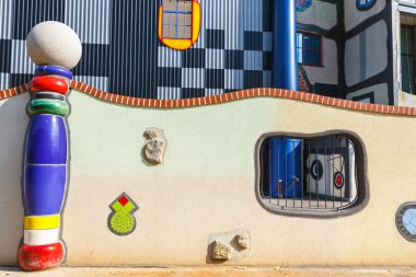 Vienna, Avusturya - 15 Ekim 2016: Ayrıntı cephe Spittelau atık yakma Viyana'da ünlü Avusturyalı mimar Friedensreich Hundertwasser tarafından inşa