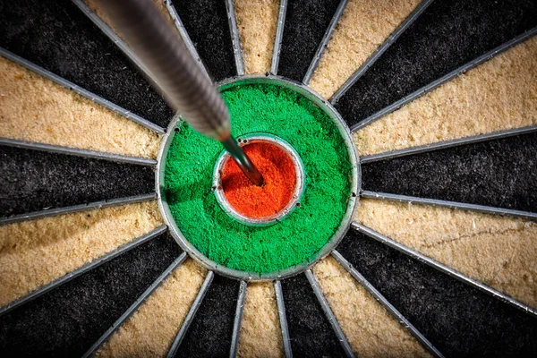 Dart i bull's eye, närbild — Stockfoto