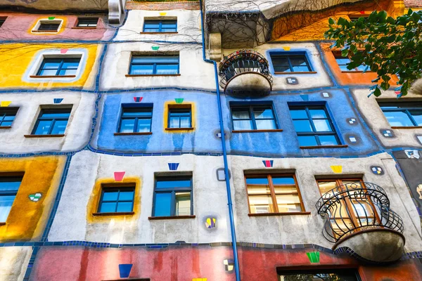 VIENNA, AUSTRIA - 14 ottobre 2016: Facciata della casa Huntdertwarsser a Vienna. La Hundertwasser House è uno degli edifici più visitati di Vienna ed è entrata a far parte del patrimonio culturale austriaco — Foto Stock