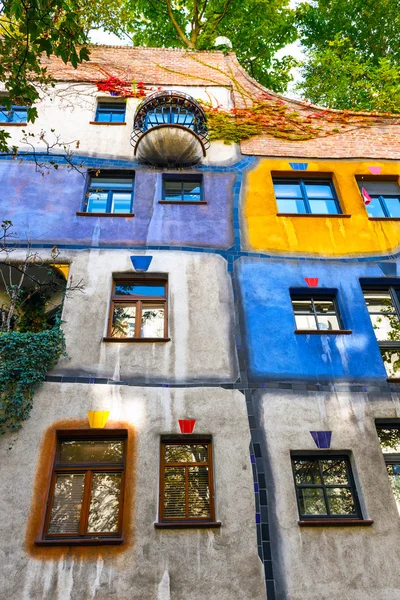 VIENA, AUSTRIA - 14 de octubre de 2016: Fachada de la casa Huntdertwarsser en Viena. La Casa Hundertwasser es uno de los edificios más visitados de Viena y se ha convertido en parte del patrimonio cultural de Austria. — Foto de Stock