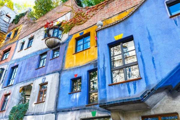 VIENA, AUSTRIA - 14 de octubre de 2016: Fachada de la casa Huntdertwarsser en Viena. La Casa Hundertwasser es uno de los edificios más visitados de Viena y se ha convertido en parte del patrimonio cultural de Austria. — Foto de Stock