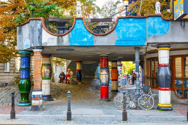 Vienna, Avusturya - 14 Ekim 2016: Huntdertwarsser cephe Viyana evde. Hundertwasser Evi Viyana'nın en çok ziyaret edilen binalardan biridir ve Avusturya'nın kültürel mirasın bir parçası haline gelmiştir — Stok fotoğraf