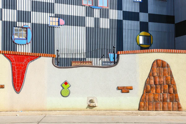 Vienna, Oostenrijk - 15 oktober 2016: Detail gevel van afvalverbranding van het Spittelau in Wenen, gebouwd door de beroemde Oostenrijkse architect Friedensreich Hundertwasser — Stockfoto