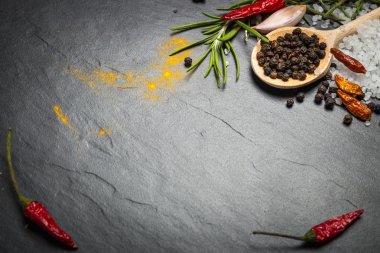 baharat ve otlar üzerinde siyah taş zemin, kopya alanı ile Üstten Görünüm