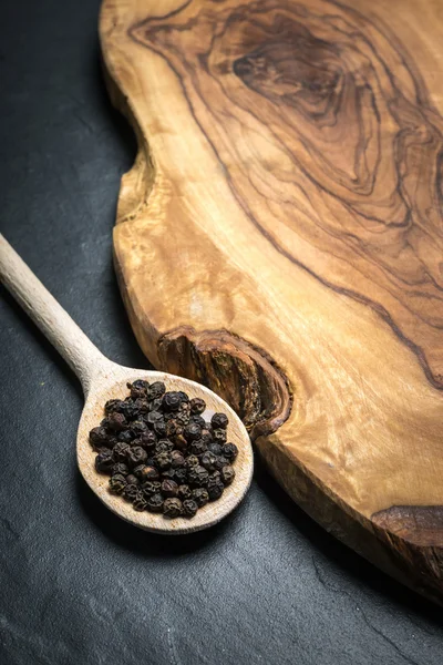 Μαύρο πιπέρι σε ρουστίκ ξύλινο τραπέζι με χώρο αντίγραφο — Φωτογραφία Αρχείου