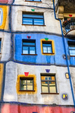 Vienna, Avusturya - 14 Ekim 2016: Huntdertwarsser cephe Viyana evde. Hundertwasser Evi Viyana'nın en çok ziyaret edilen binalardan biridir ve Avusturya'nın kültürel mirasın bir parçası haline gelmiştir