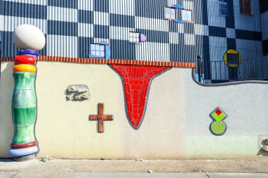 Vienna, Avusturya - 15 Ekim 2016: Ayrıntı cephe Spittelau atık yakma Viyana'da ünlü Avusturyalı mimar Friedensreich Hundertwasser tarafından inşa