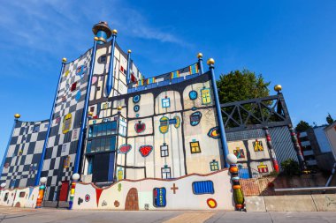 Vienna, Avusturya - 15 Ekim 2016: Ölü yakma tesisi Viyana'da ünlü Avusturyalı mimar Friedensreich Hundertwasser tarafından inşa