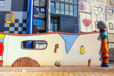 Vienna, Avusturya - 15 Ekim 2016: Ayrıntı cephe Spittelau atık yakma Viyana'da ünlü Avusturyalı mimar Friedensreich Hundertwasser tarafından inşa