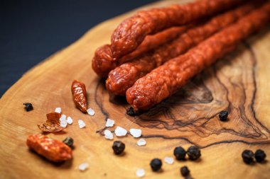 Ahşap arka plan üzerinde taze ince sosis closeup