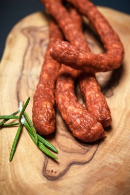 Ahşap arka plan üzerinde taze ince sosis closeup
