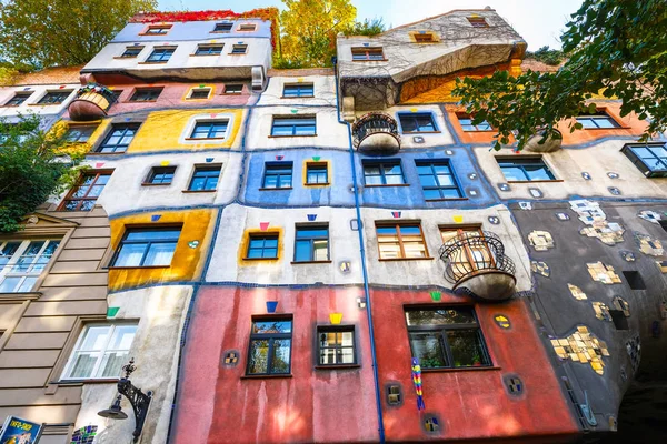 Vienna, Avusturya - 14 Ekim 2016: Huntdertwarsser cephe Viyana evde. Hundertwasser Evi Viyana'nın en çok ziyaret edilen binalardan biridir ve Avusturya'nın kültürel mirasın bir parçası haline gelmiştir