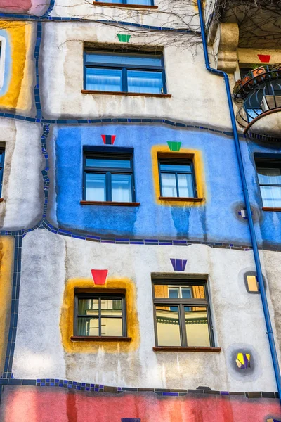 Vienna, Avusturya - 14 Ekim 2016: Huntdertwarsser cephe Viyana evde. Hundertwasser Evi Viyana'nın en çok ziyaret edilen binalardan biridir ve Avusturya'nın kültürel mirasın bir parçası haline gelmiştir