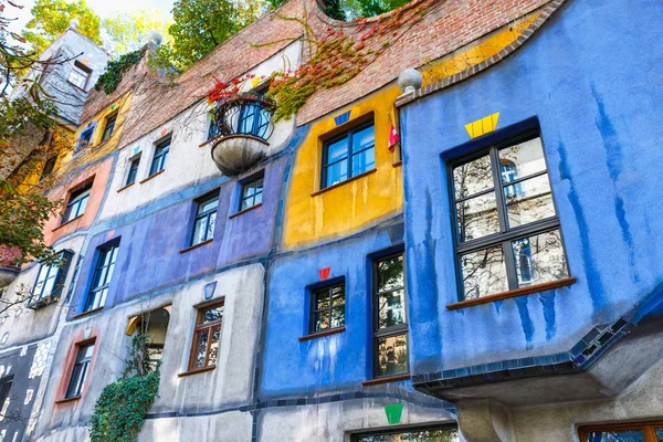 Vienna, Avusturya - 14 Ekim 2016: Huntdertwarsser cephe Viyana evde. Hundertwasser Evi Viyana'nın en çok ziyaret edilen binalardan biridir ve Avusturya'nın kültürel mirasın bir parçası haline gelmiştir