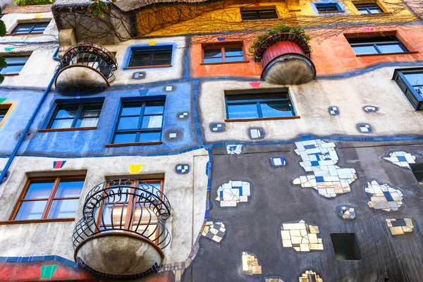 Vienna, Avusturya - 14 Ekim 2016: Huntdertwarsser cephe Viyana evde. Hundertwasser Evi Viyana'nın en çok ziyaret edilen binalardan biridir ve Avusturya'nın kültürel mirasın bir parçası haline gelmiştir