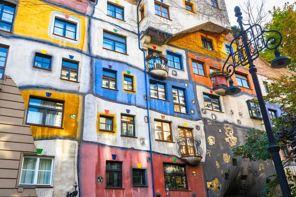 VIENA, AUSTRIA - 14 de octubre de 2016: Fachada de la casa Huntdertwarsser en Viena. La Casa Hundertwasser es uno de los edificios más visitados de Viena y se ha convertido en parte del patrimonio cultural de Austria. — Foto de Stock