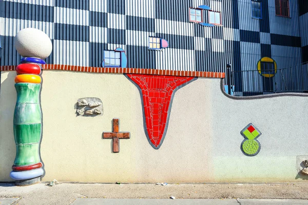 VIENNA, AUSTRIA - 15 ottobre 2016: Facciata di dettaglio dell'incenerimento dei rifiuti di Spittelau a Vienna, costruita dal famoso architetto austriaco Friedensreich Hundertwasser — Foto Stock
