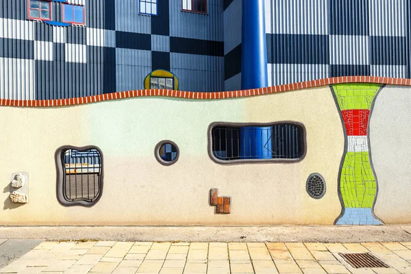 VIENA, AUSTRIA - 15 de octubre de 2016: Detalle de la fachada de incineración de residuos de Spittelau en Viena, construida por el famoso arquitecto austriaco Friedensreich Hundertwasser —  Fotos de Stock