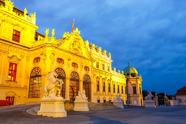 Ночной вид на дворец Бельведер в Вене, Австрия — стоковое фото