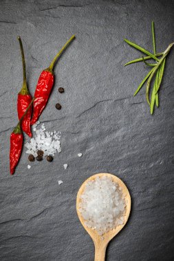 Biber karabiber ve tuz rustik taş zemin üzerine. Havai görünümü gıda fotoğrafçılığı.