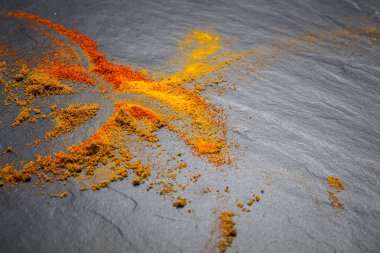 bir kara tahta üzerinde dağınık toz baharat