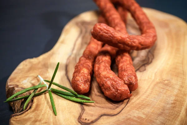 Gros plan de fines saucisses fraîches sur fond de bois — Photo