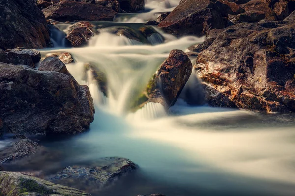 Bela cachoeira na floresta, Montanhas Tatras, Polônia — Fotografia de Stock