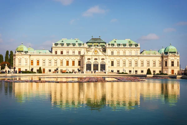 维也纳，奥地利-2016 年 10 月 15 日︰ 丽城宫和花园在维也纳。主宫-上部丽城。奥地利. — 图库照片