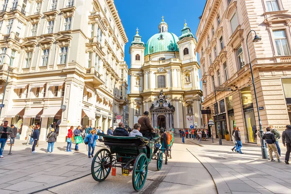 Vídeň, Rakousko, 15 října 2016: Turisté na ulici Graben, jedné z nejslavnějších ulic Vídeň, Rakousko — Stock fotografie