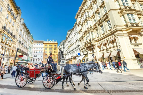 Wenen, Oostenrijk, 15 oktober 2016: Toeristen op Graben Street, een van de beroemdste straten van Wenen, Oostenrijk — Stockfoto